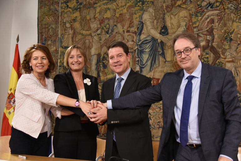 Emiliano García-Page, tras firmar un convenio con CaixaBank