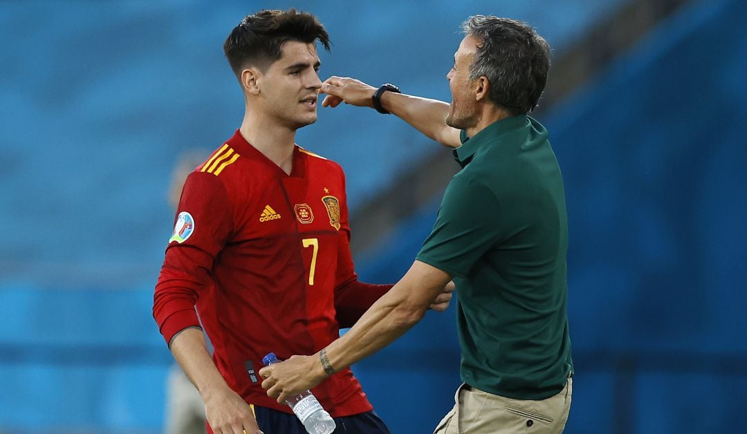 Morata y Luis Enrique se abrazan en el partido de España ante Polonia.