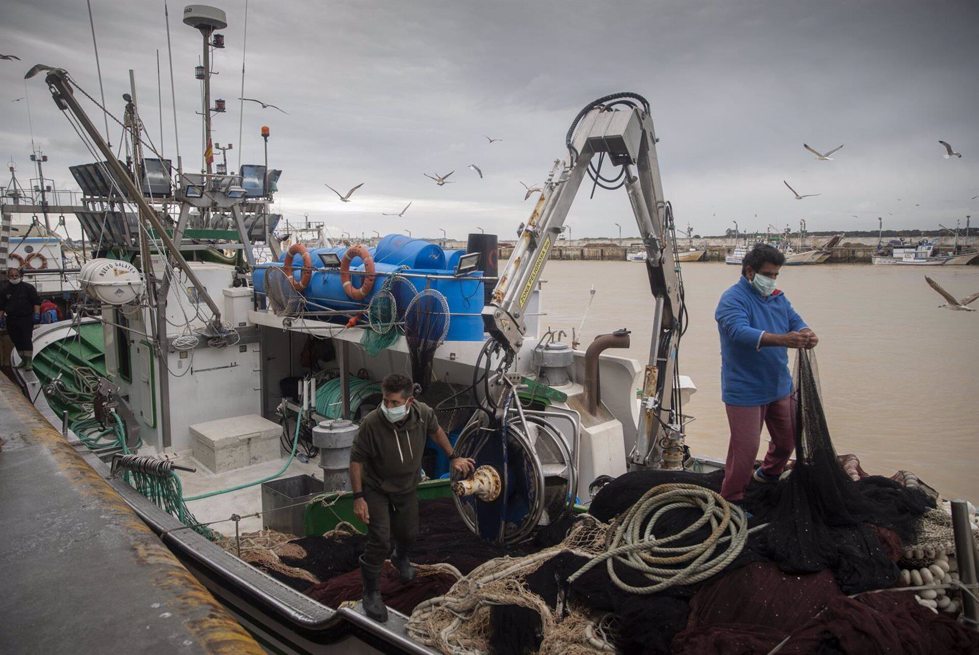 Pescadores faenando en Sanlúcar