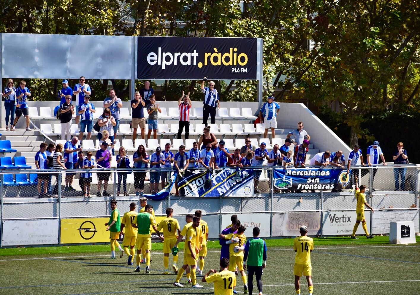 Los jugadores del Hércules, junto a los aficionados, en el municipal de Sagnier