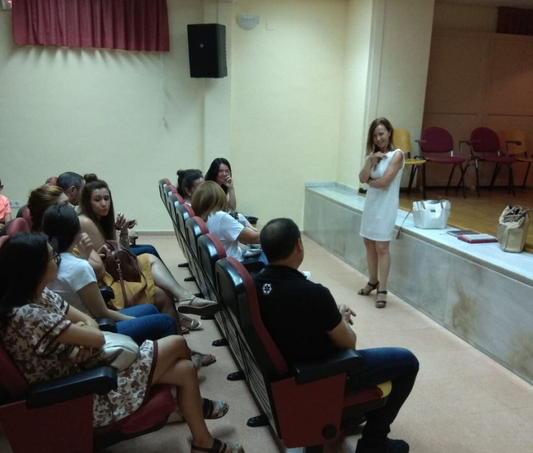 La concejala de Educación, Belén López Cambronero, durante la reunión mantenida con los padres de los niños