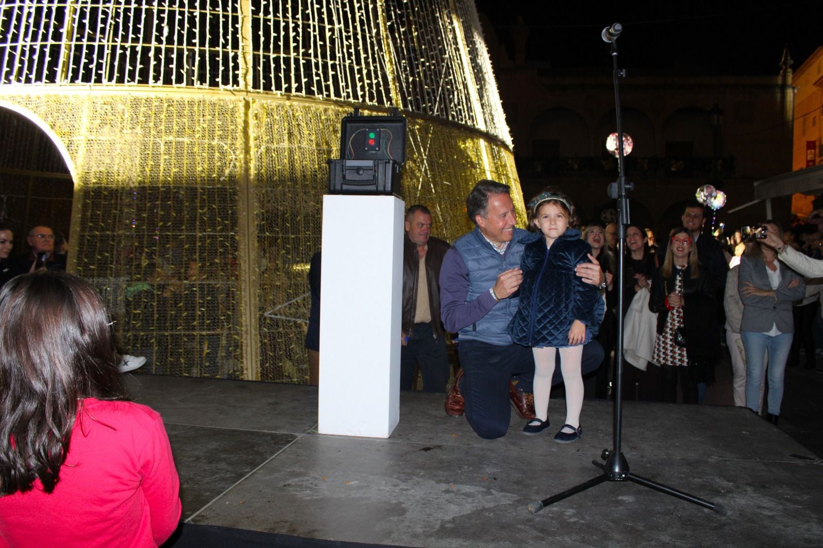 La pequeña Triana y el alcalde, Fulgencio Gil Jódar, pulsaban el botón con el que se encendían los arcos, guirnaldas y árboles de Navidad de la ciudad, los barrios y las pedanías.