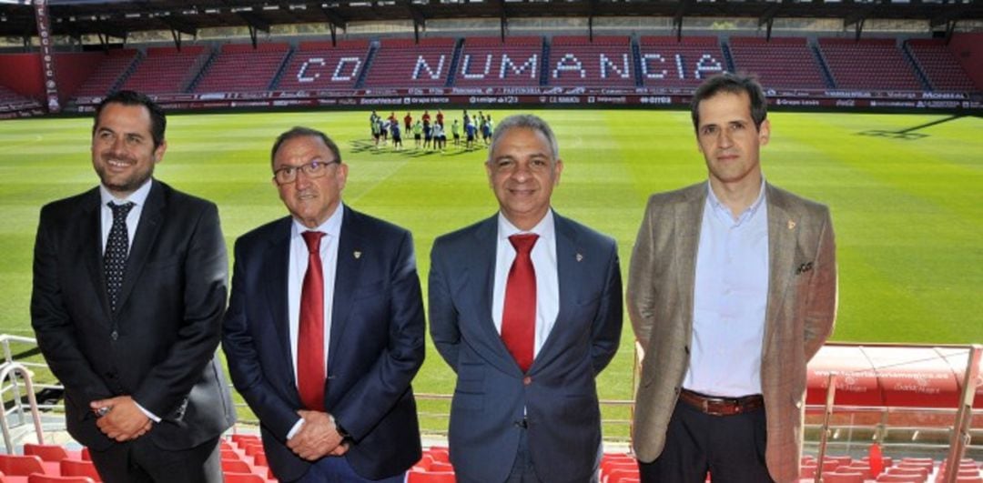 Moisés Israel (segundo por la derecha) ya ejerce como nuevo presidente de Numancia.