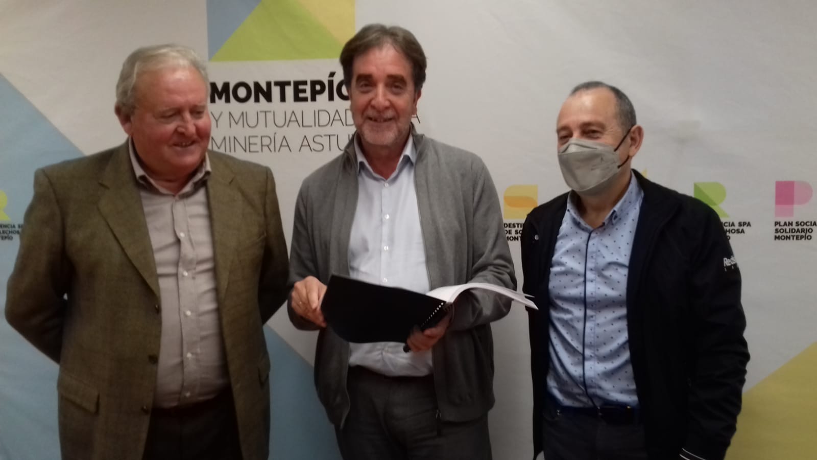 Juan José Pulgar, en el centro, junto con otros responsables del Montepío repasan la memoria de la entidad