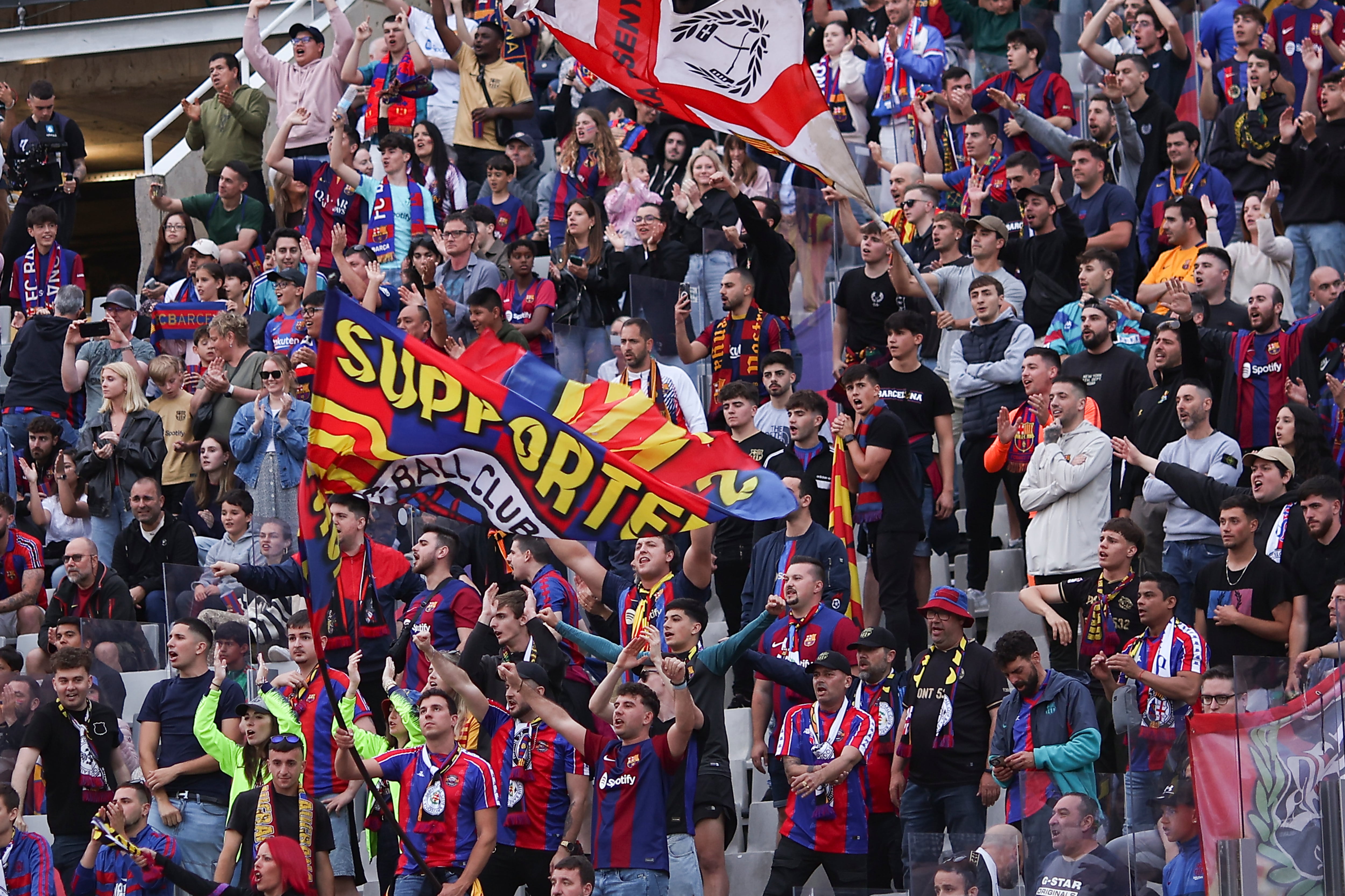 Aficionados del FC Barcelona en las gradas de Montjuic