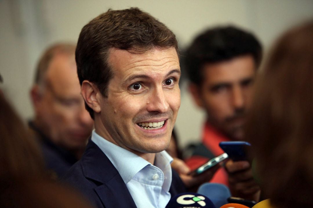 El presidente del PP, Pablo Casado, atiende a los medios de comunicación, antes del encuentro que ha mantenido en Santa Cruz de Tenerife 