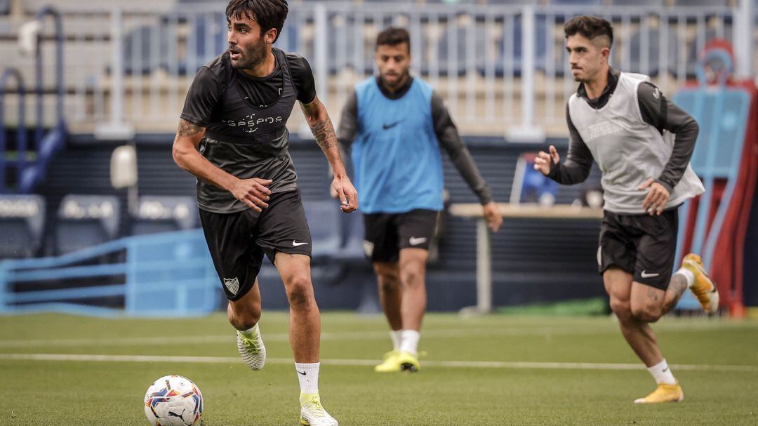 Escassi conduce el balón en el entrenamiento del viernes