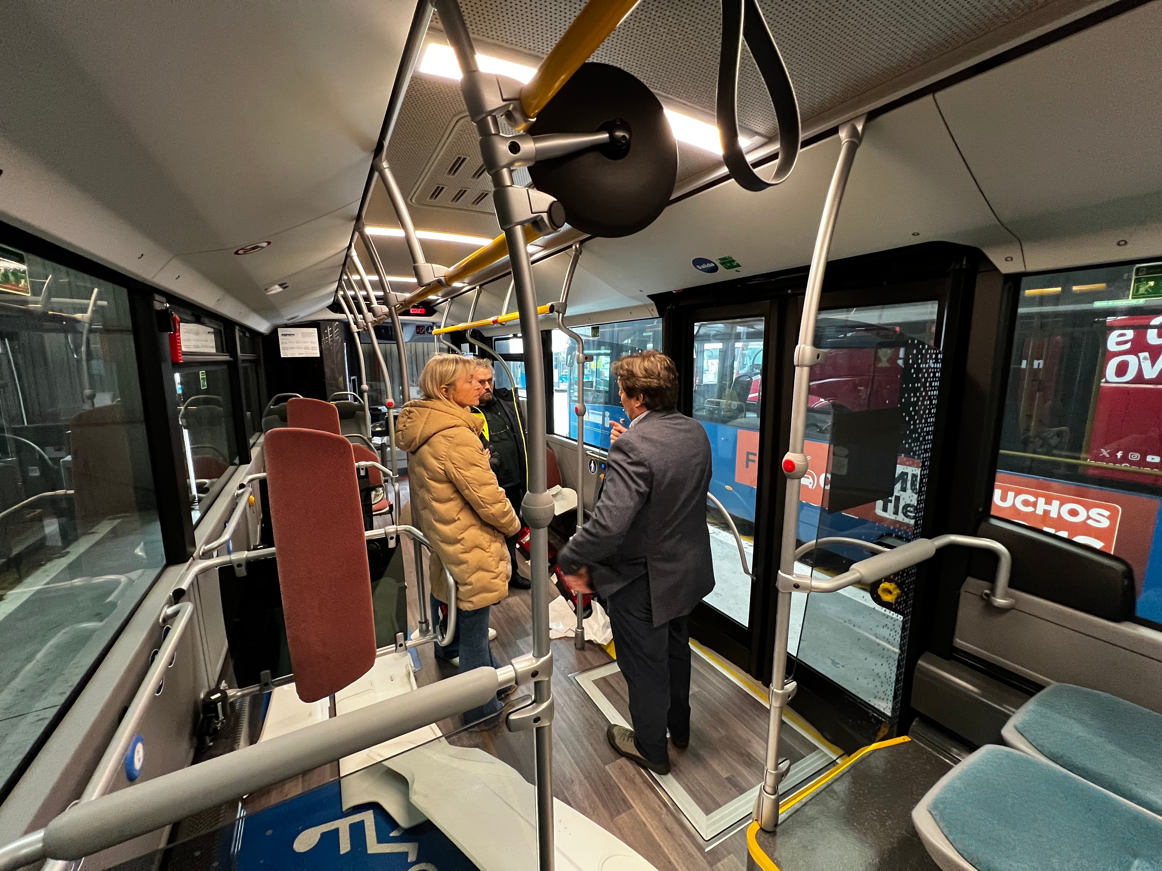 Susana Herrán y Eduardo Amor supervisan los nuevos autobuses