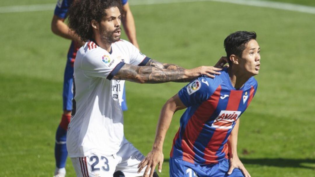 Yoshi Muto disputa un balón con Aridane: Foto SD Eibar.