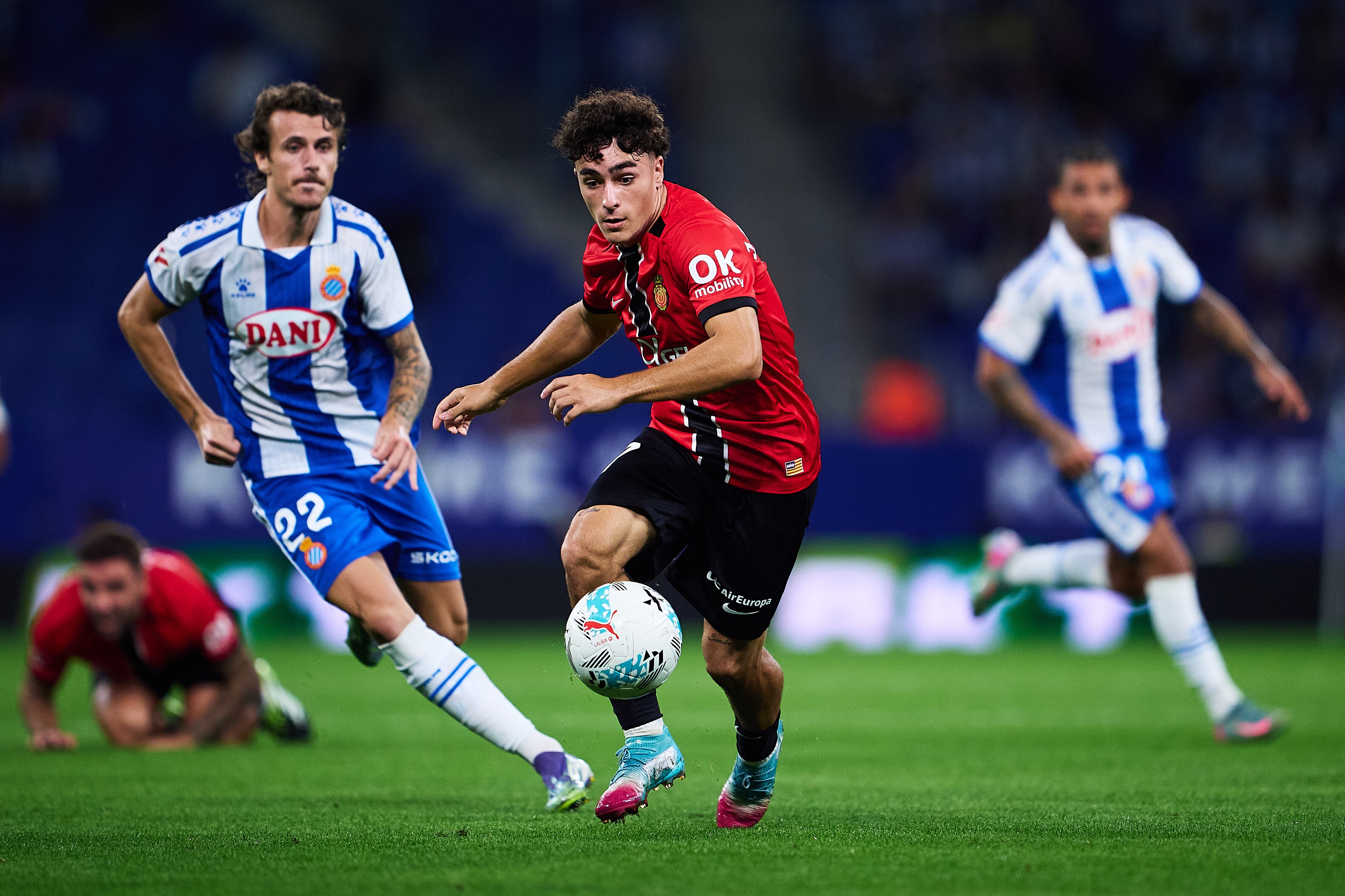 BARCELONA, SPAIN - SEPTEMBER 15: Jan Virgili of RCD Mallorca runs with the ball during the LaLiga EA Sports match between RCD Espanyol de Barcelona and RCD Mallorca at RCDE Stadium on September 15, 2025 in Barcelona, Spain. (Photo by Manuel Queimadelos/Quality Sport Images/Getty Images)