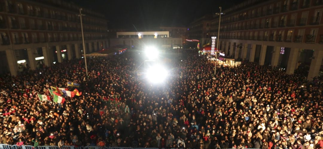 Una de las celebraciones navideñas en la plaza de España de Leganés, repleta de vecinos