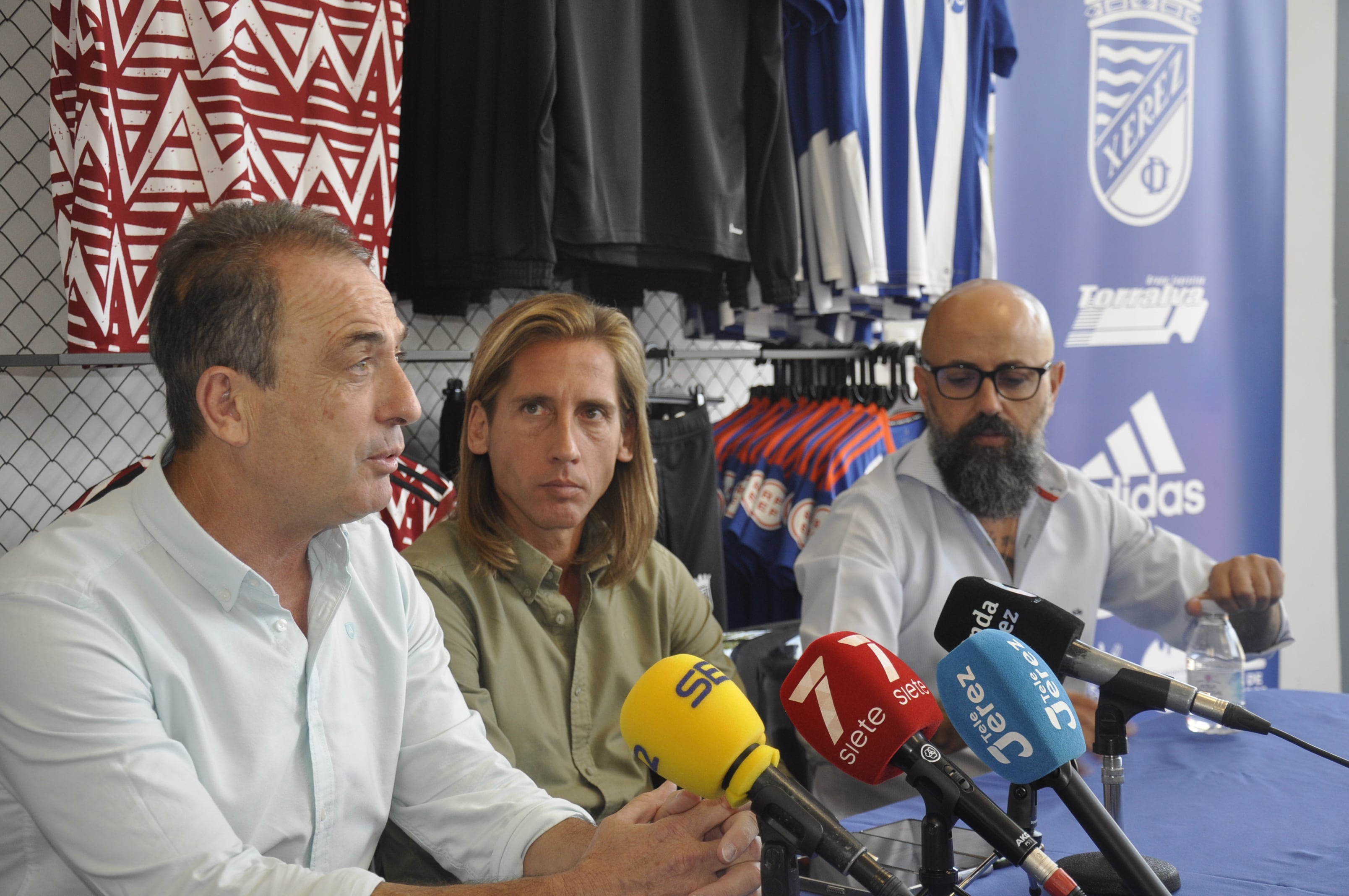 Miguel Ángel Rondán, Checa y Juan Luis Gil, durante la rueda de prensa