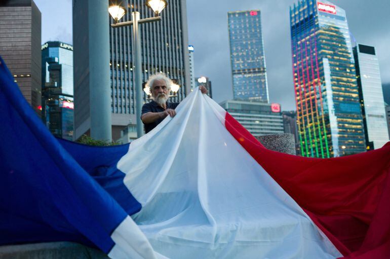 Desde Hong kong un ciudadano francés despliega una bandera francesa