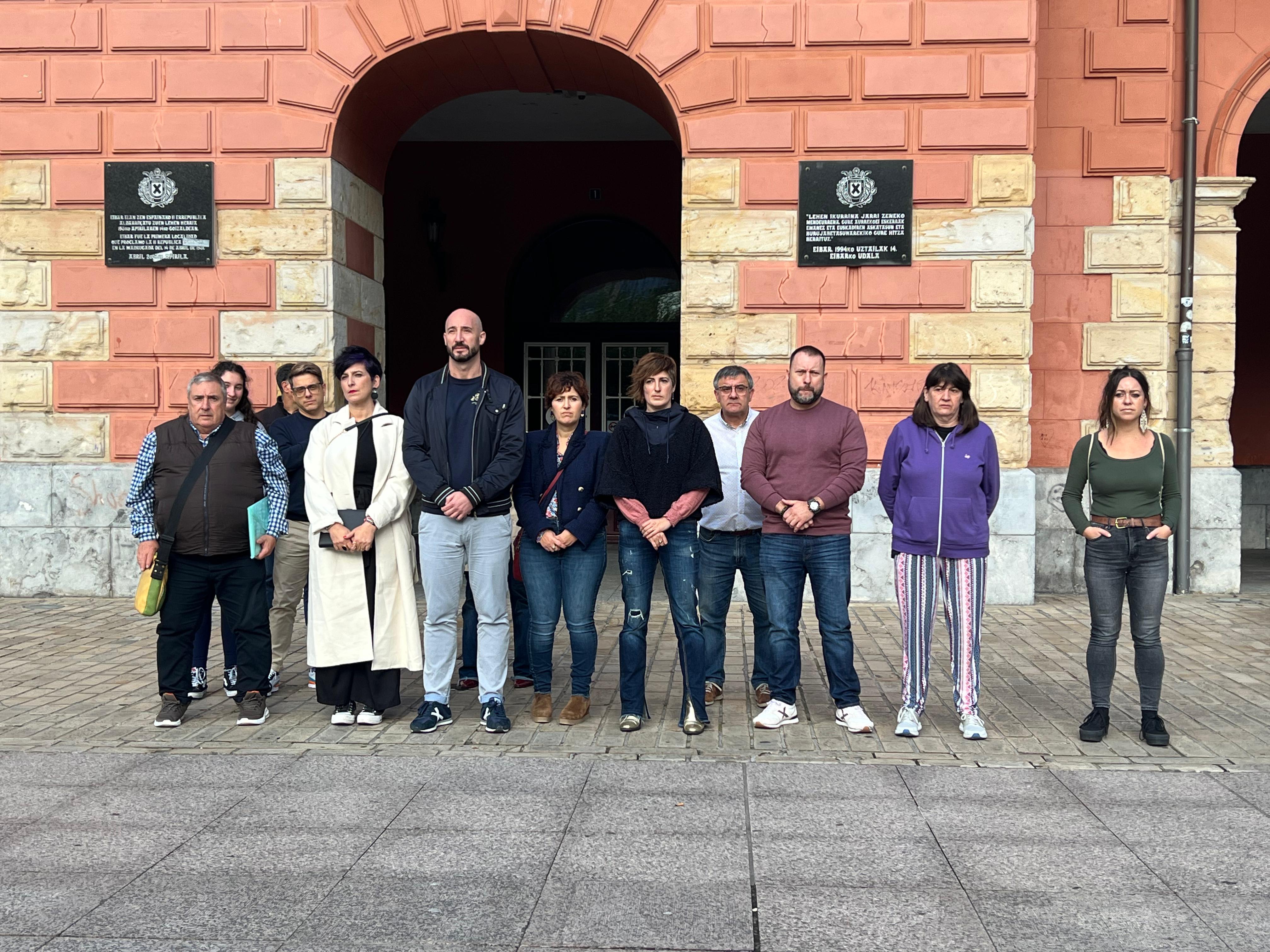 La coorporación municipal y otros eibarreses y eibarresas se concentran en la Plaza de Unzaga en solidaridad con el pueblo valenciano