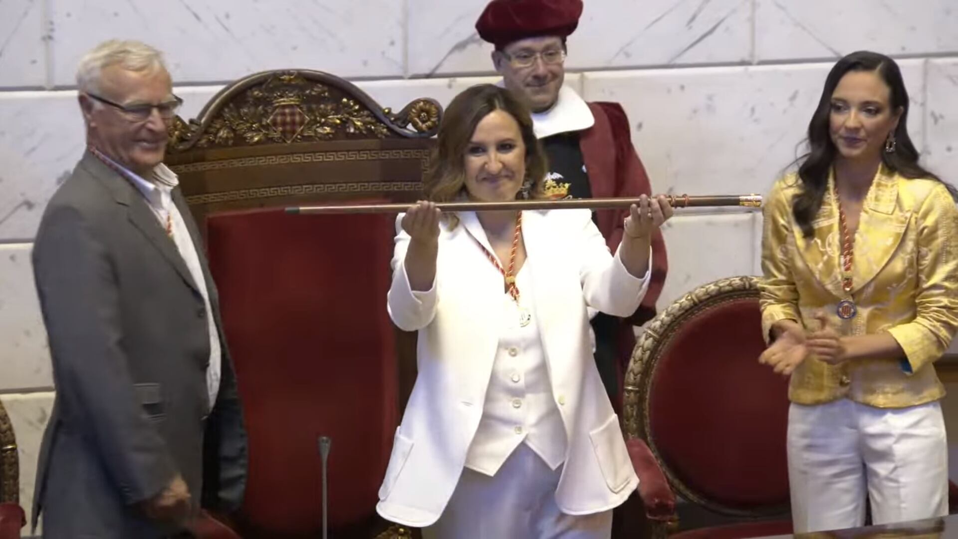 Momento en el que María José Catalá recibe la vara de mando de la Alcaldía de València.