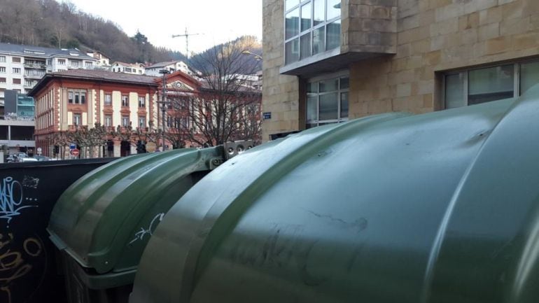 Contenedores de basura en las cercanías de la plaza de Unzaga