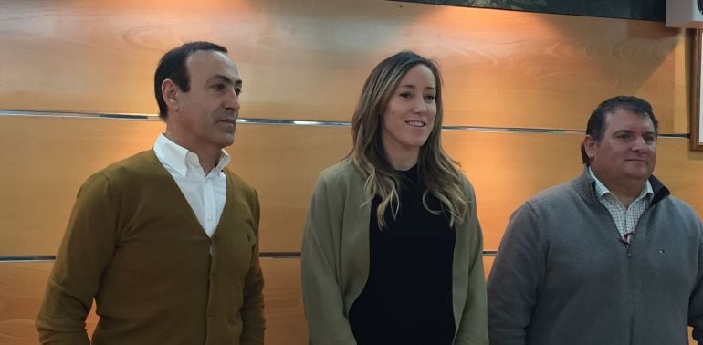 El alcalde de Carbajosa y uno de los concejales del Ayuntamiento junto a Marta Fernández.