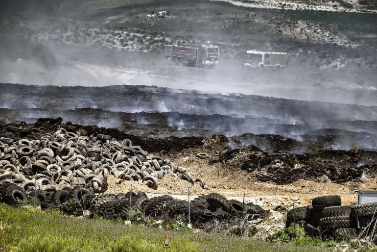 Labores de extinción en el cementerio de neumáticos de Seseña