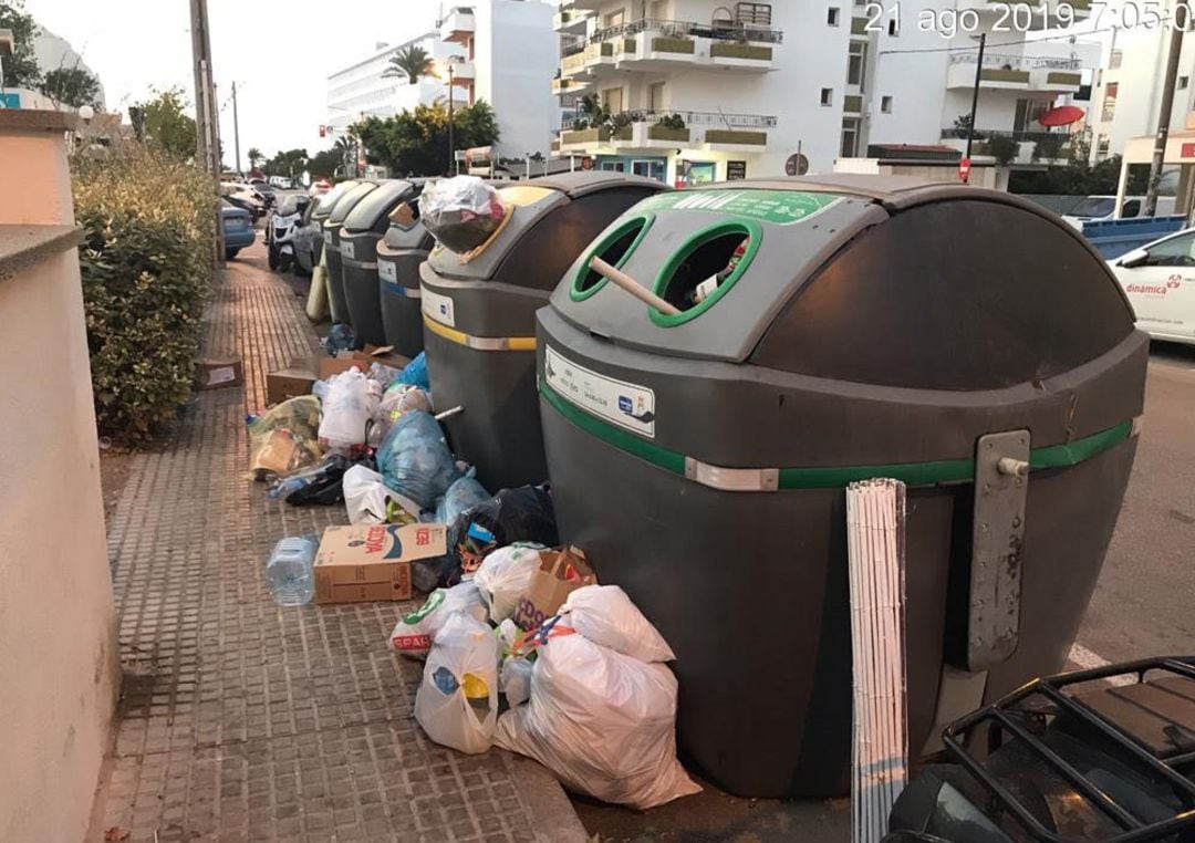 Restos de basura junto a los contenedores en Vila