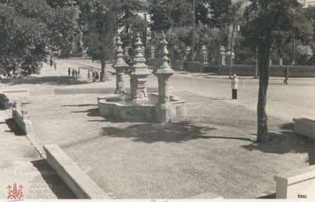 Fuente del Jardín del Alpargate tras su traslado desde Puerta Nueva en 1950
