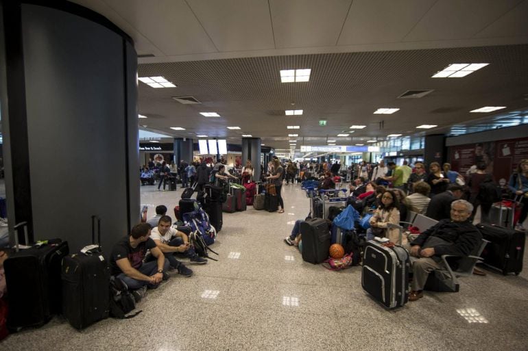 Sala de espera de un aeropuerto donde los pasajeros esperan sus vuelos