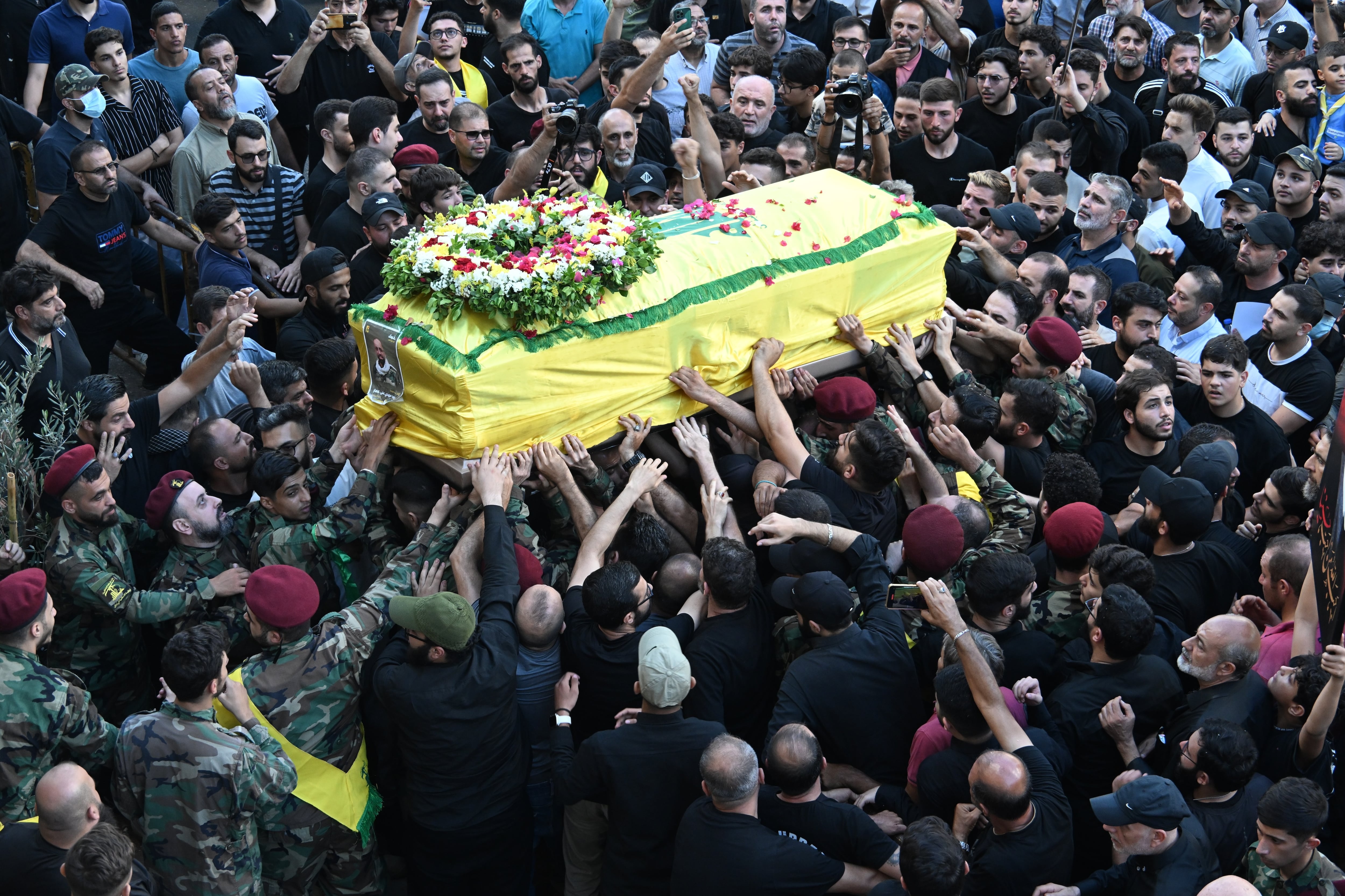 Funeral de cuatro muertos durante los ataques en remoto a la milicia Hezbolá, en el Líbano (Photo by Houssam Shbaro/Anadolu via Getty Images)