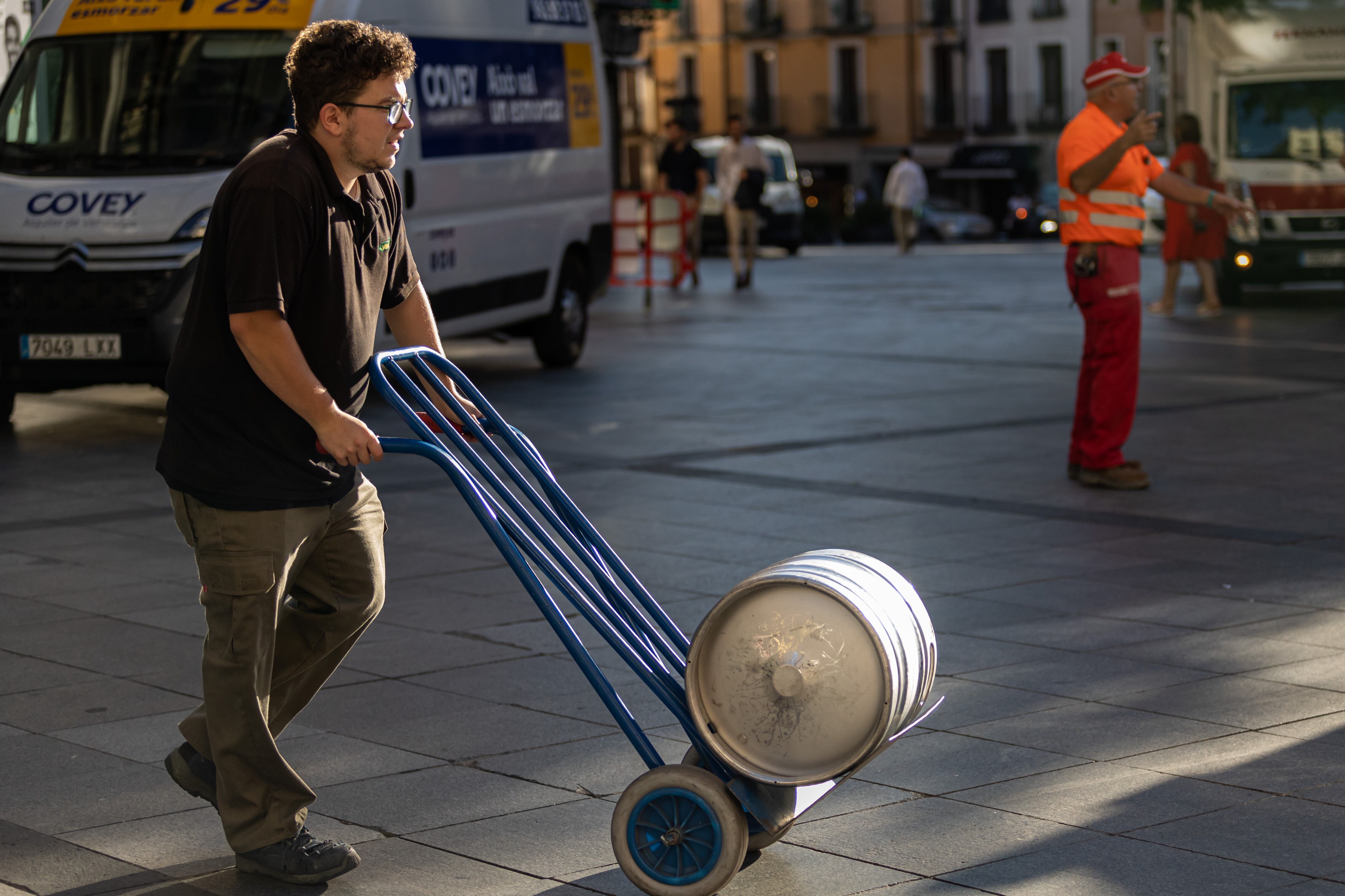 TOLEDO, 04/06/2022.- Un joven transporta un barril este jueves en Toledo, día en el que los Ministerios de Trabajo y de Inclusión y Seguridad Social publican los datos de paro y afiliación del junio, mes en el que el paro baja en España en algo más de 42.000 personas, hasta los 2.880.582 desempleados, en tanto que la afiliación sube en 115.000 trabajadores, hasta 20,3 millones de cotizantes. EFE/Ángeles Visdómine
