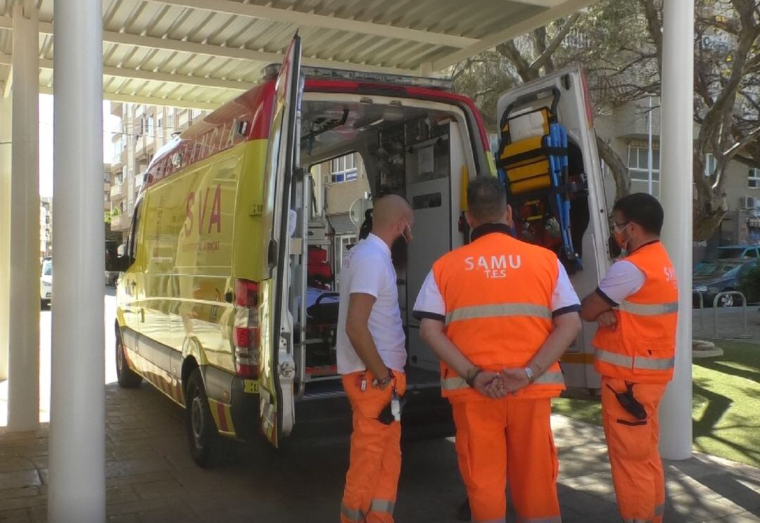 Ambulancia medicalizada y personal sanitario 