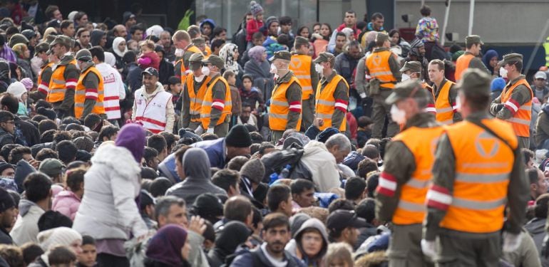 Soldados austriacos controlan a los refugiados en la frontera con Eslovenia.