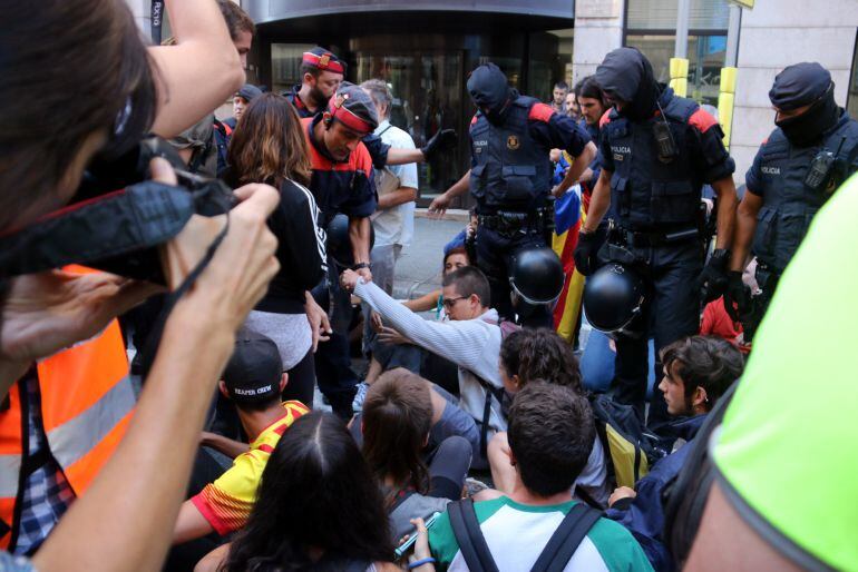 Mossos d&#039;esquadra desallotjant els manifestants al Departament  d&#039;Exteriors, el 20 de setembre del 2017 (horitzontal).