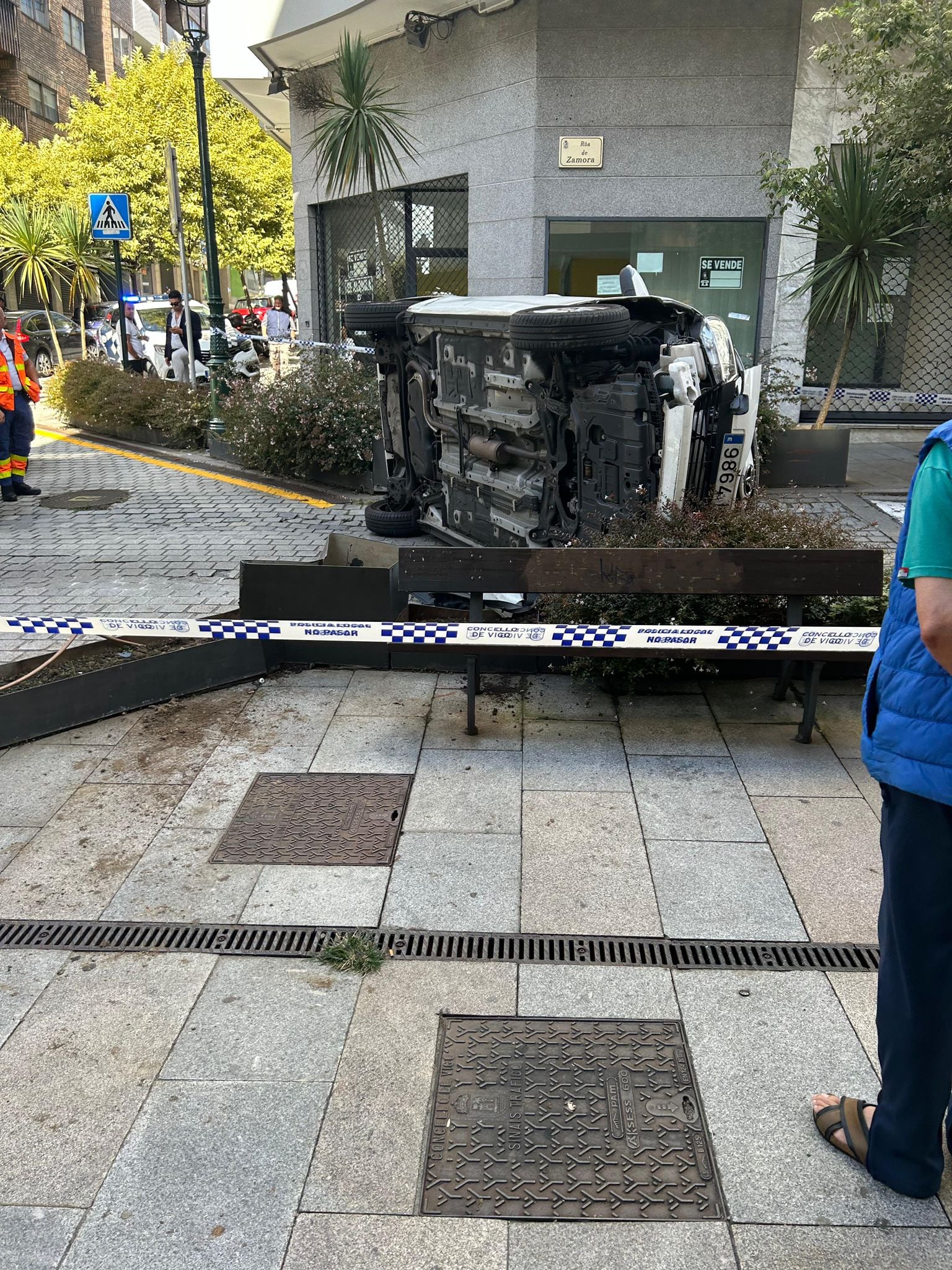 Salida de vía y vuelco en la calle Zamora, en Vigo