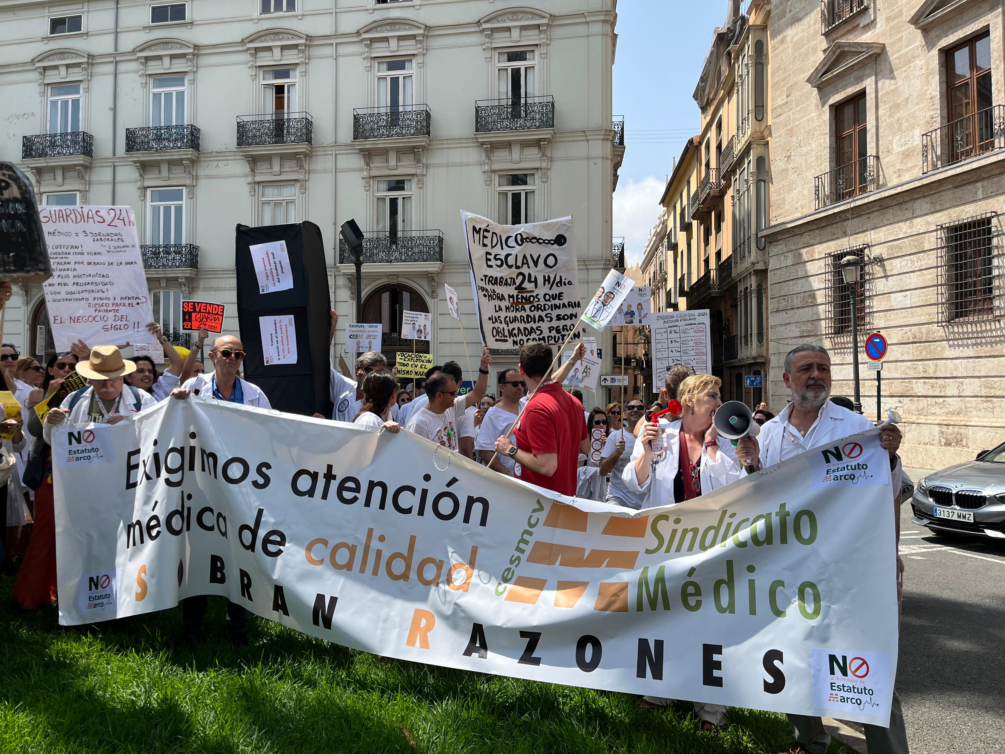 Médicos se manifiestan en la Comunitat Valenciana por un Estatuto Marco "digno y propio": "No podemos empeorar"