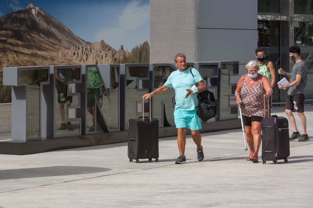 Visitantes aterrizando en el Aeropuerto de Tenerife Sur