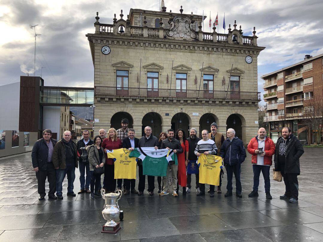 Los agentes implicados en los actos de celebración del 25 aniversario de la Copa de Europa del Bidasoa posan con el trofeo delante del Ayuntamiento de Irún