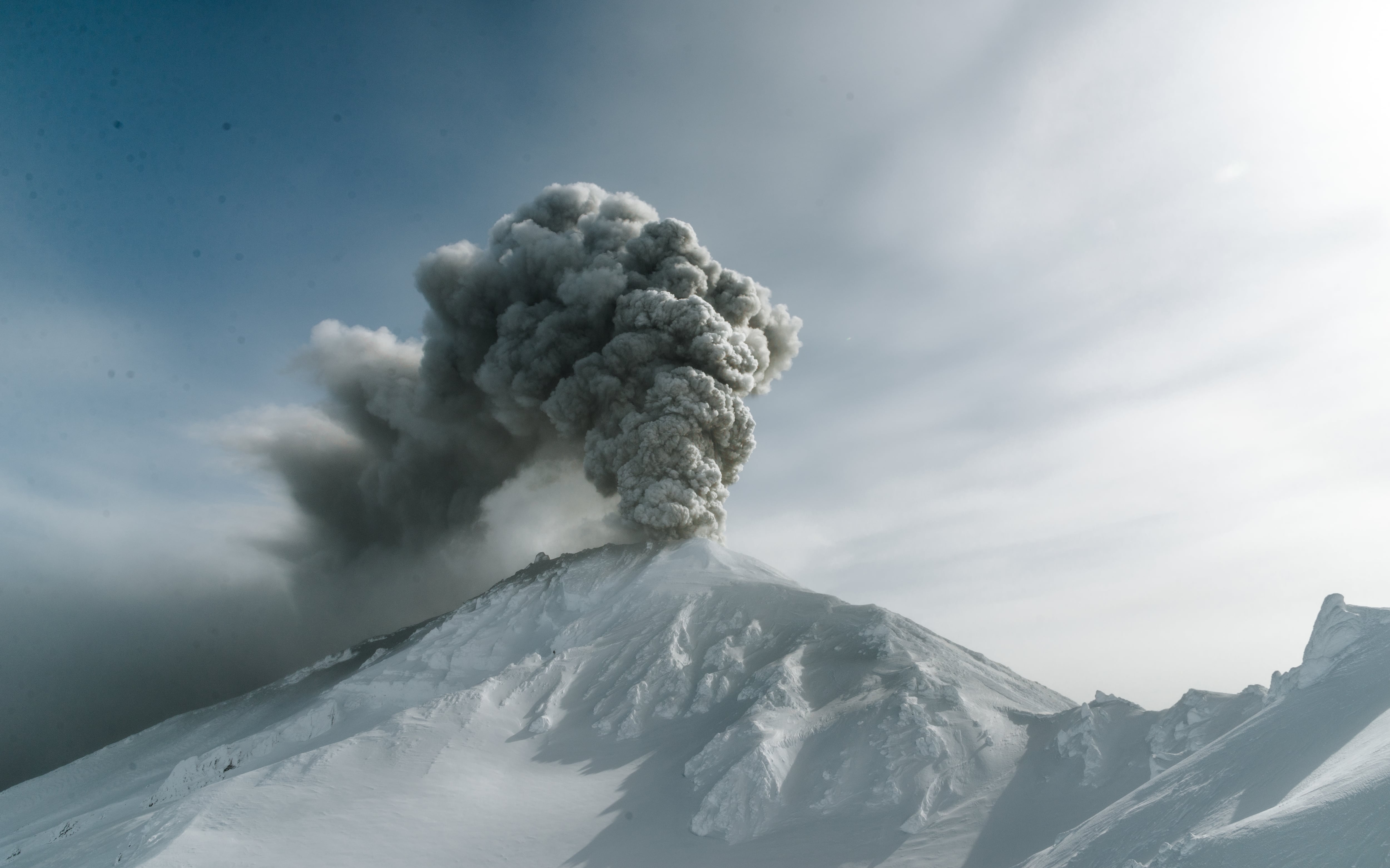 Un volcán entra en erupción en Rusia, en una imagen de archivo.
