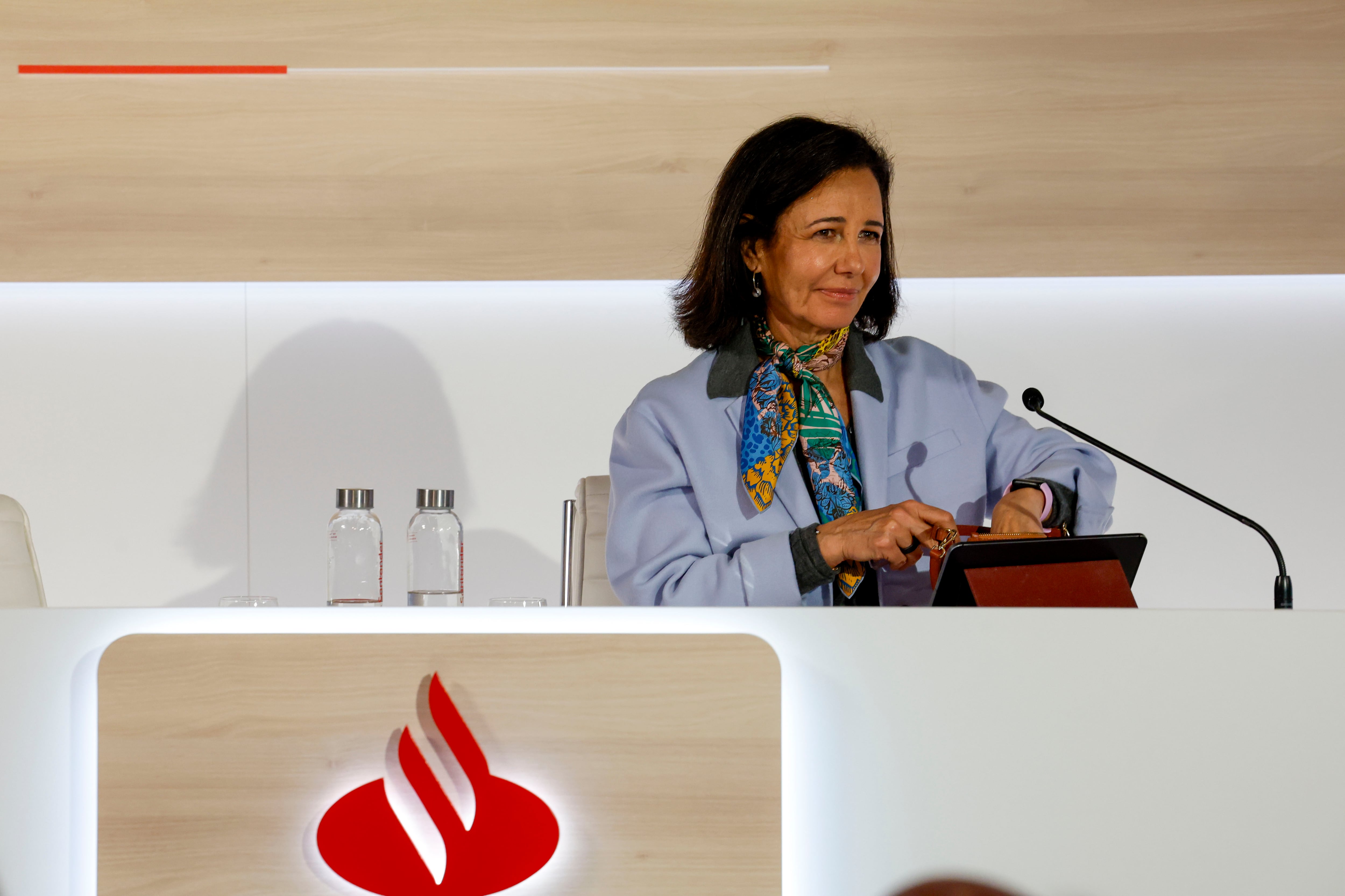 La presidenta del Banco Santander, Ana Botín, anuncia los resultados de la entidad durante una rueda de prensa en Madrid, este miércoles.