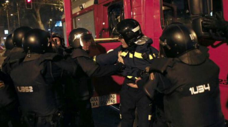 La policía detiene a un bombero durante las protestas