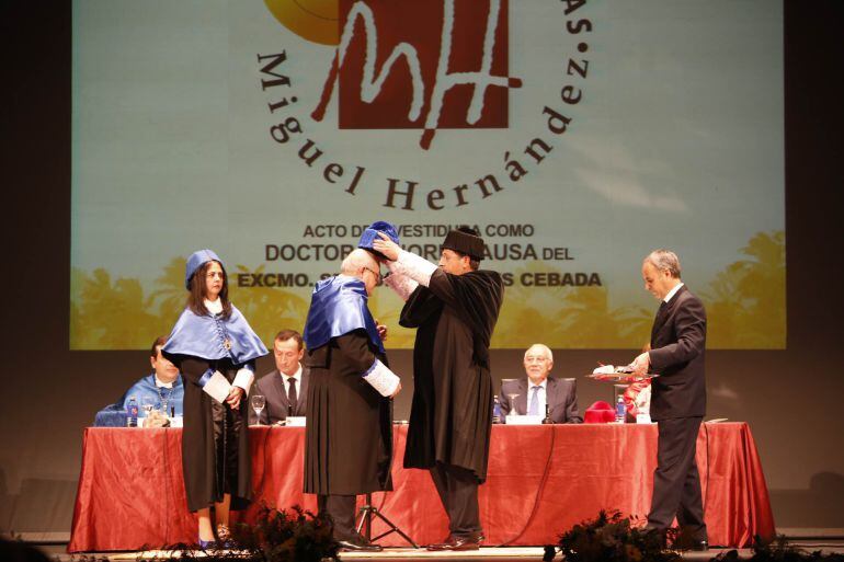 El rector coloca el birrete al Honoris Causa, Tomás Torres