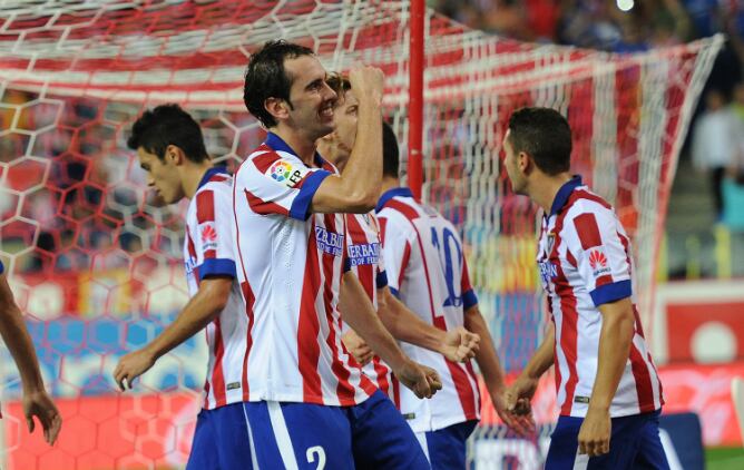 Godín celebra un tanto en el Calderón