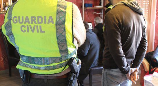 La Guardia Civil han intervenido cientos de miles de archivos con temática de pornografía infantil y ha identificado a 14 menores españoles.