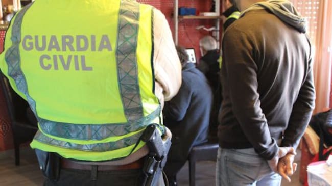 La Guardia Civil han intervenido cientos de miles de archivos con temática de pornografía infantil y ha identificado a 14 menores españoles.