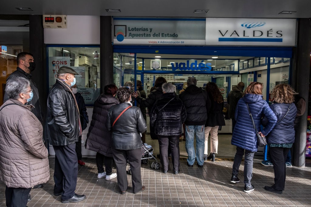 Colas en la administración de lotería Valdés de Barcelona.