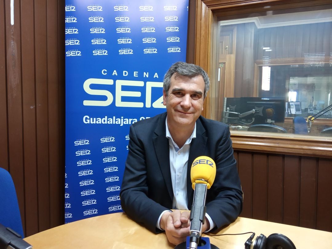 Antonio Román, en los estudios de SER Guadalajara durante la última campaña electoral.