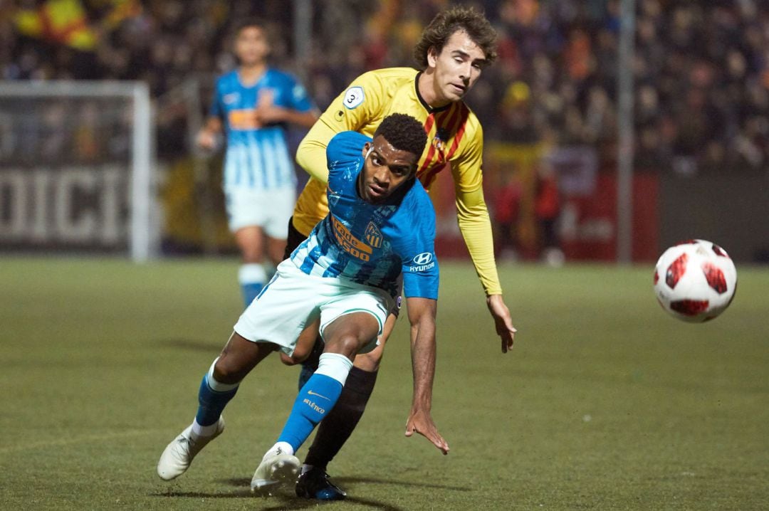 El centrocampista francés del Atlético de Madrid Lemar (i) pelea un balón con Jaume Villar, del Sant Andreu, durante el partido de ida de los dieciseisavos de final de la Copa del Rey que disputan esta noche en el estadio Narcís Sala.