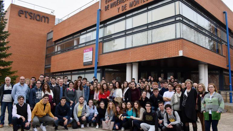 Fotografía de familia de los participantes en la Olimpiada