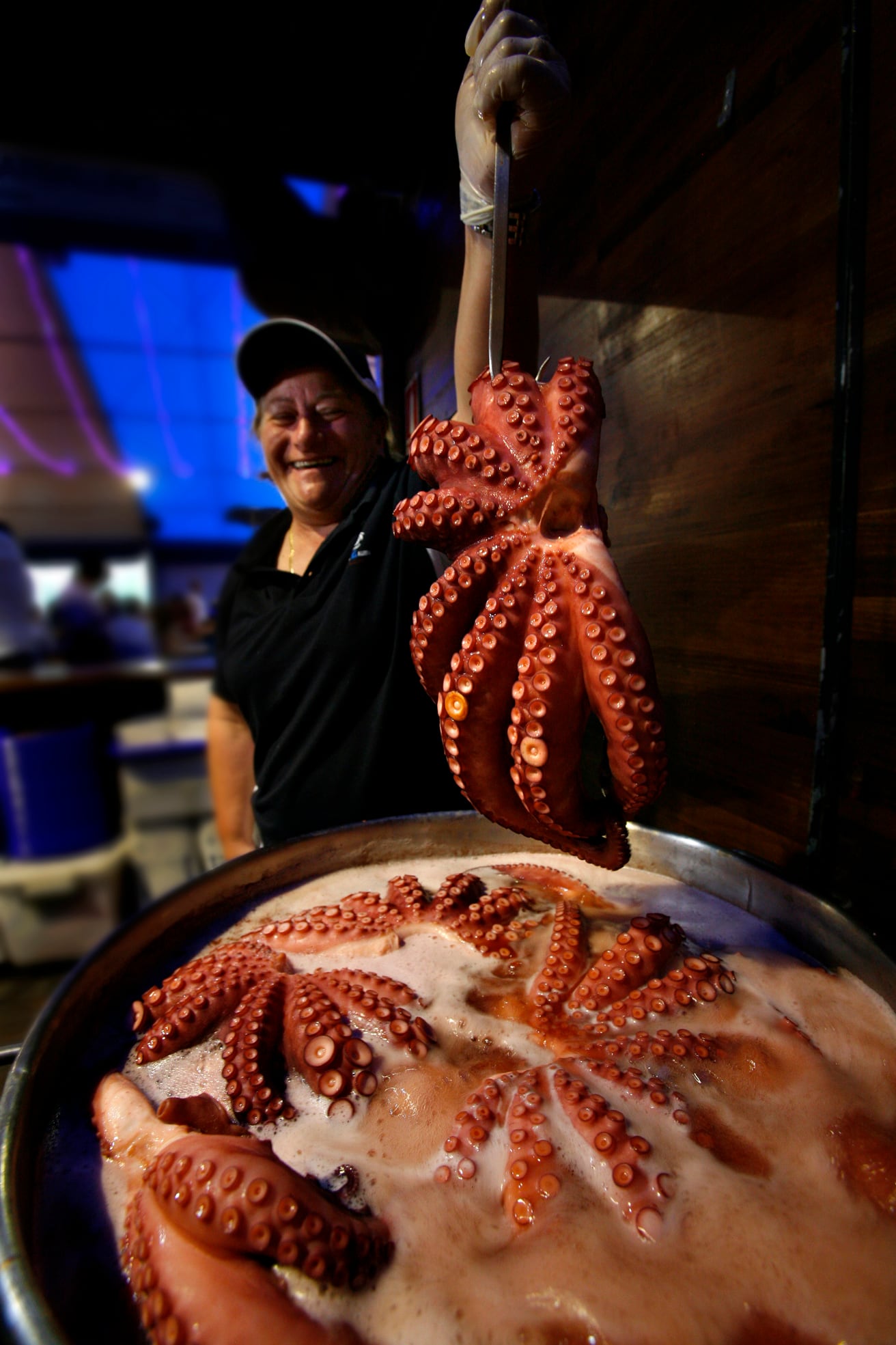 Una cocinera sujeta un pulpo