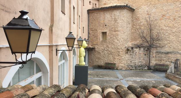 La colección de la fundación Antonio Pérez se expande por los patios del convento.