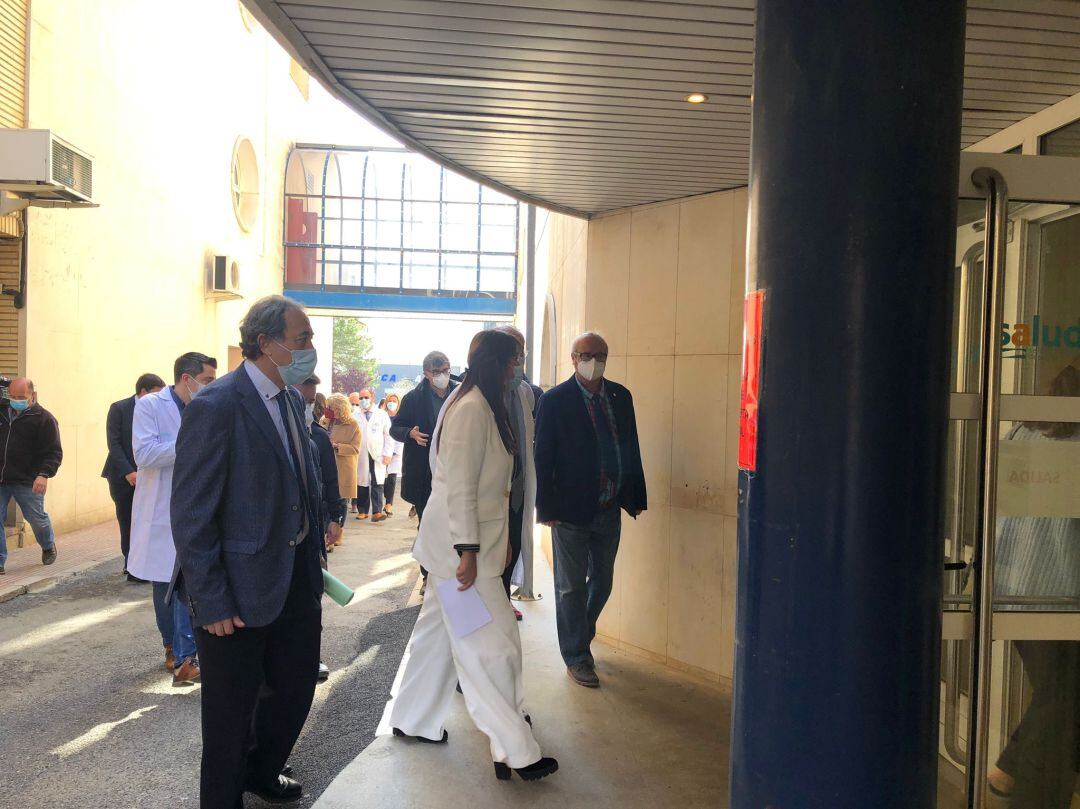 La consejera de Sanidad visita el Hospital San Jorge de Huesca