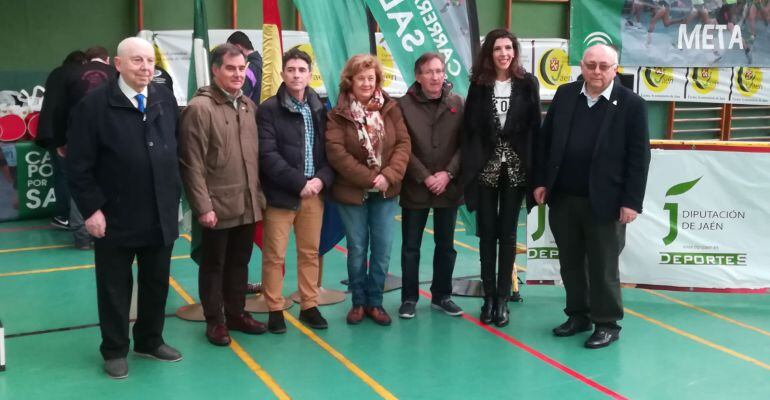 Diferentes autoridades en la meta de la Carrera de la Salud.