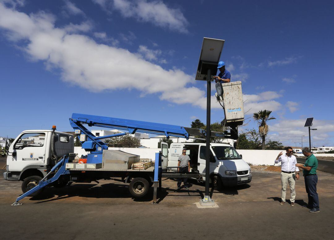 Colocación de una de las farolas solares en Costa Teguise.